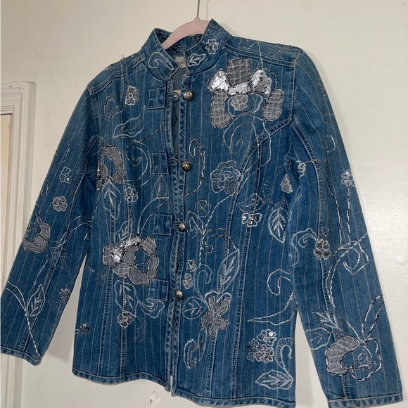 NWOT Chicos Floral Heavy Embroidered Artsy Denim Shirt Jacket - Picture 9 of 14